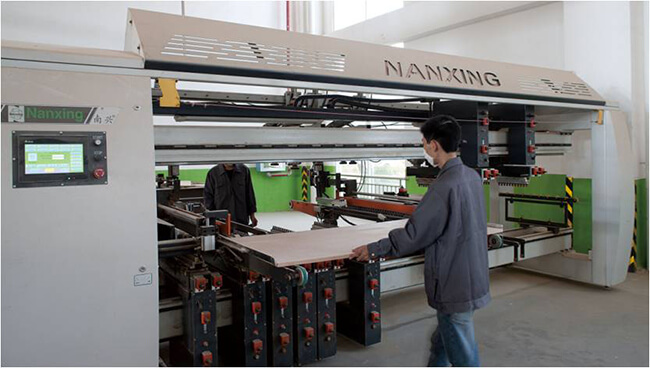 尚禹家具生产之钻孔