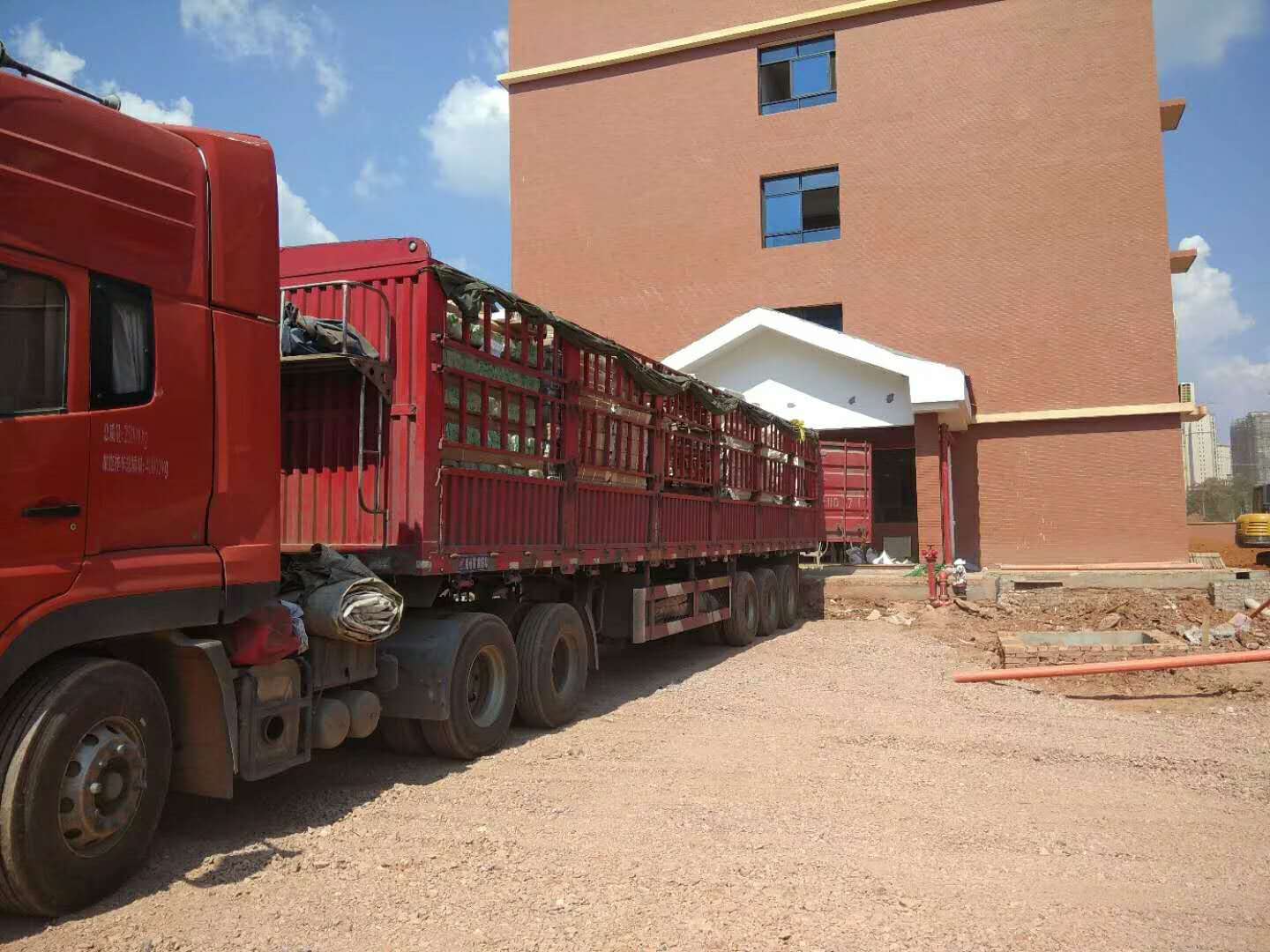 宿舍床货车到宿舍楼下