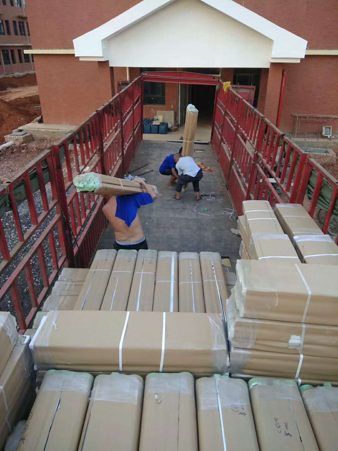 正在搬运宿舍床